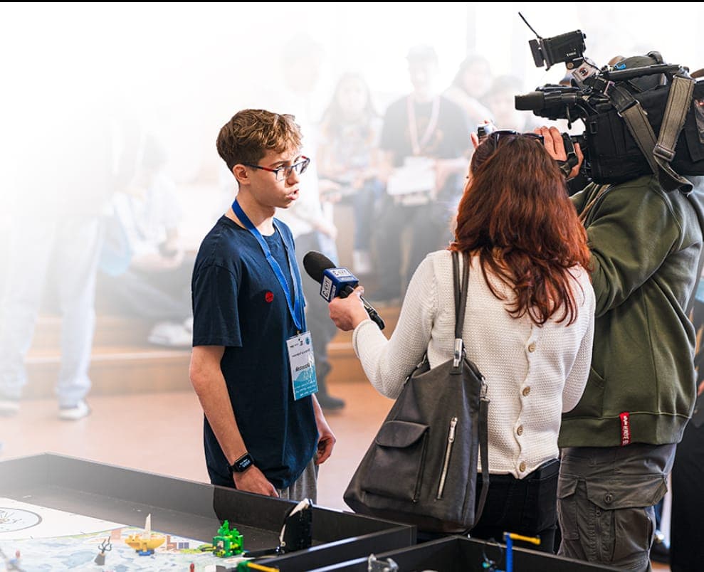 Uczestnik FLL udziela wywiadu