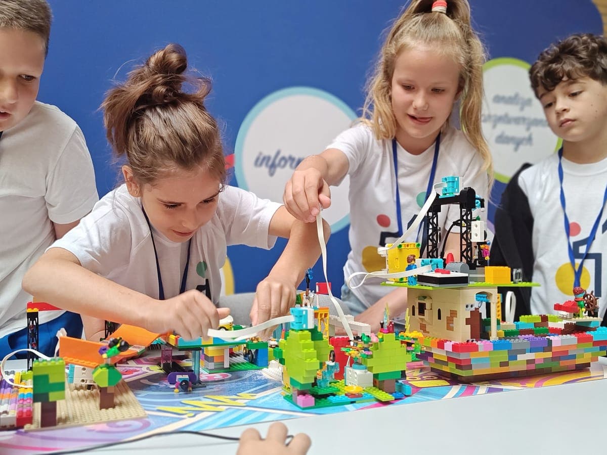Drużyna 7–9 lat podczas Wystawy FIRST LEGO League